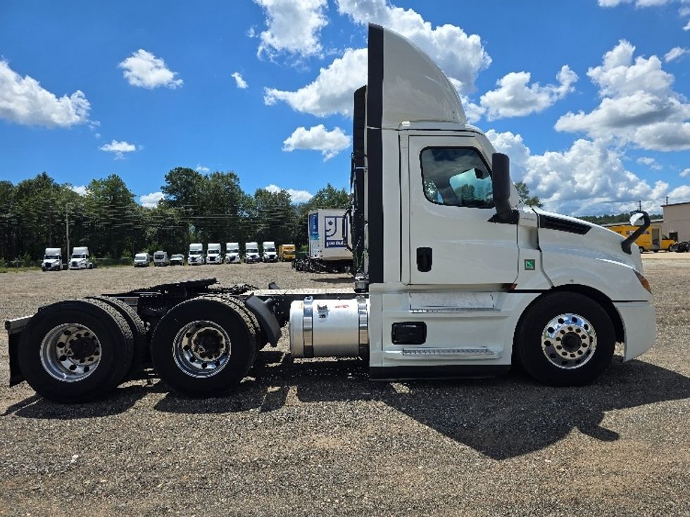 Day Cab Tractor-Heavy Duty Tractors-Freightliner-2023-T12664ST-Albany-GA-707,049\n\t\tmiles-$ 40,000 - Image 8