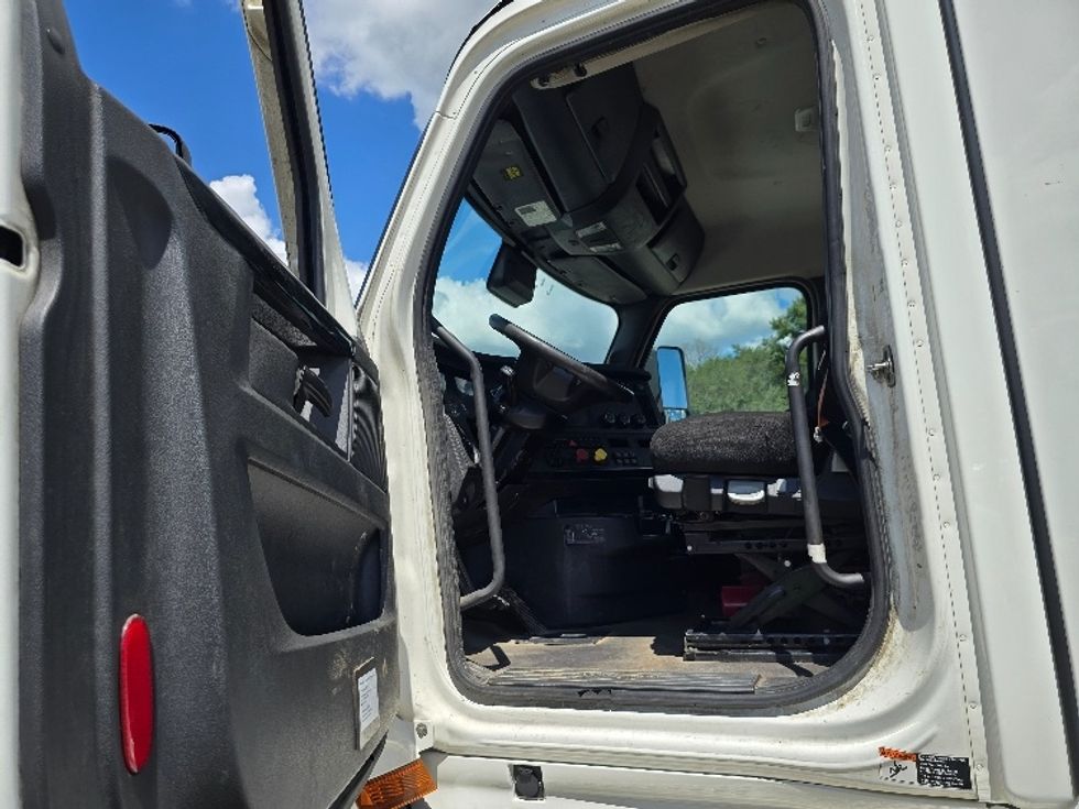 Day Cab Tractor-Heavy Duty Tractors-Freightliner-2023-T12664ST-Albany-GA-707,049\n\t\tmiles-$ 40,000 - Image 9