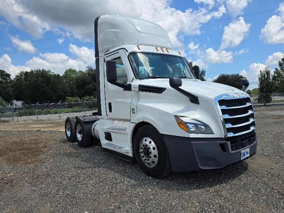 Day Cab Tractor-Heavy Duty Tractors-Freightliner-2023-T12664ST-Albany-GA-722,077\n\t\tmiles-$ 36,250 - Image 1