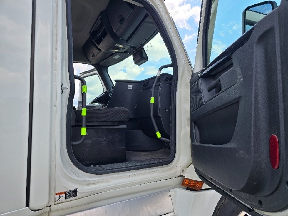 Day Cab Tractor-Heavy Duty Tractors-Freightliner-2023-T12664ST-Albany-GA-722,077\n\t\tmiles-$ 36,250 - Image 12