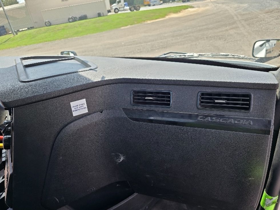Day Cab Tractor-Heavy Duty Tractors-Freightliner-2023-T12664ST-Albany-GA-722,077\n\t\tmiles-$ 36,250 - Image 13