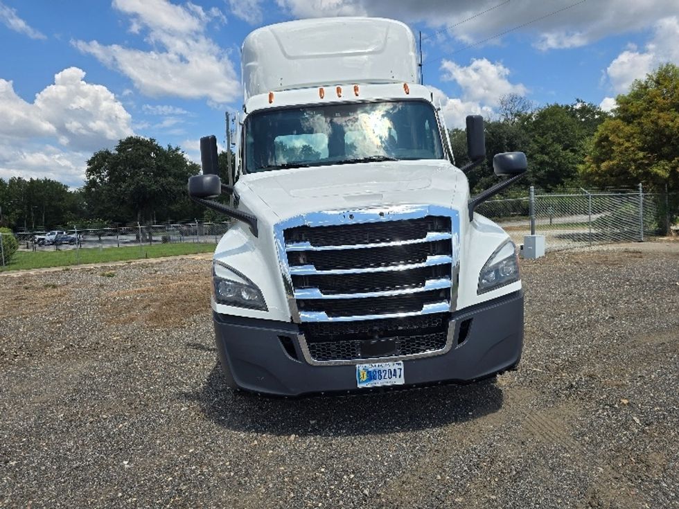 Day Cab Tractor-Heavy Duty Tractors-Freightliner-2023-T12664ST-Albany-GA-722,077\n\t\tmiles-$ 36,250 - Image 2