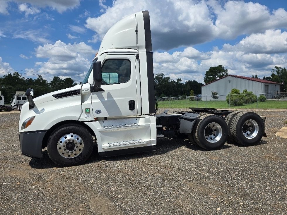 Day Cab Tractor-Heavy Duty Tractors-Freightliner-2023-T12664ST-Albany-GA-722,077\n\t\tmiles-$ 36,250 - Image 4