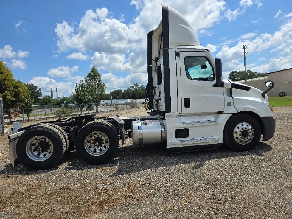 Day Cab Tractor-Heavy Duty Tractors-Freightliner-2023-T12664ST-Albany-GA-722,077\n\t\tmiles-$ 36,250 - Image 8