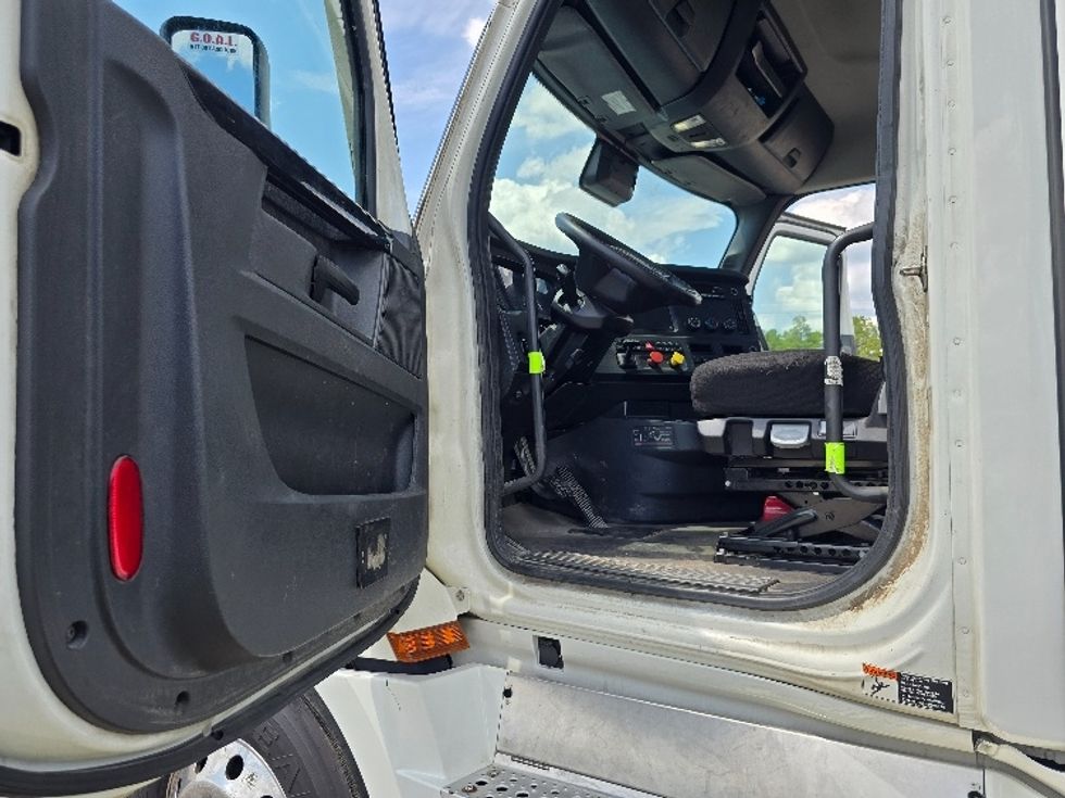 Day Cab Tractor-Heavy Duty Tractors-Freightliner-2023-T12664ST-Albany-GA-722,077\n\t\tmiles-$ 36,250 - Image 9