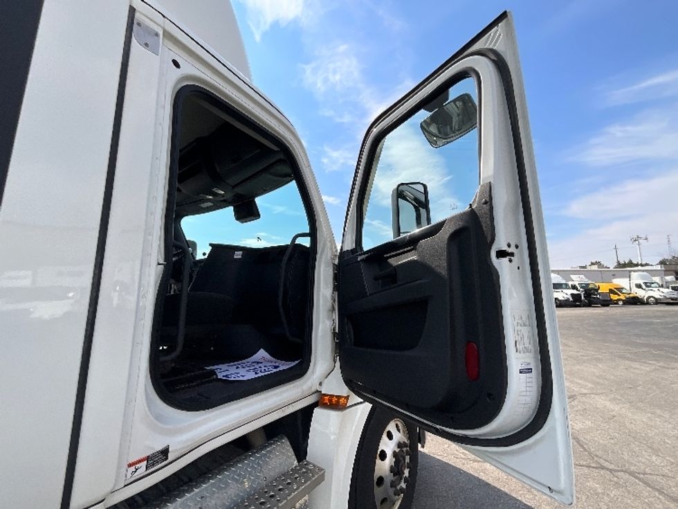 Day Cab Tractor-Heavy Duty Tractors-Freightliner-2023-T12664ST-Cambridge-ON-1,025,208\n\t\tkm-$ 53,000 - Image 12