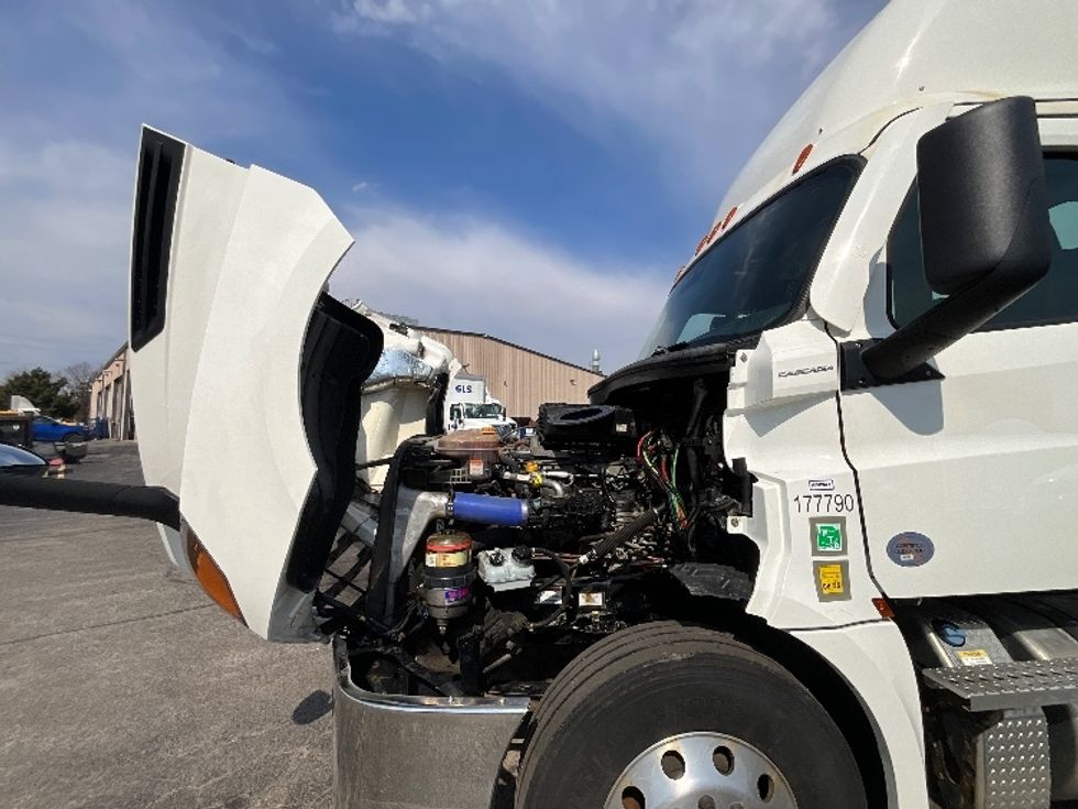 Day Cab Tractor-Heavy Duty Tractors-Freightliner-2023-T12664ST-Cambridge-ON-1,025,208\n\t\tkm-$ 53,000 - Image 16