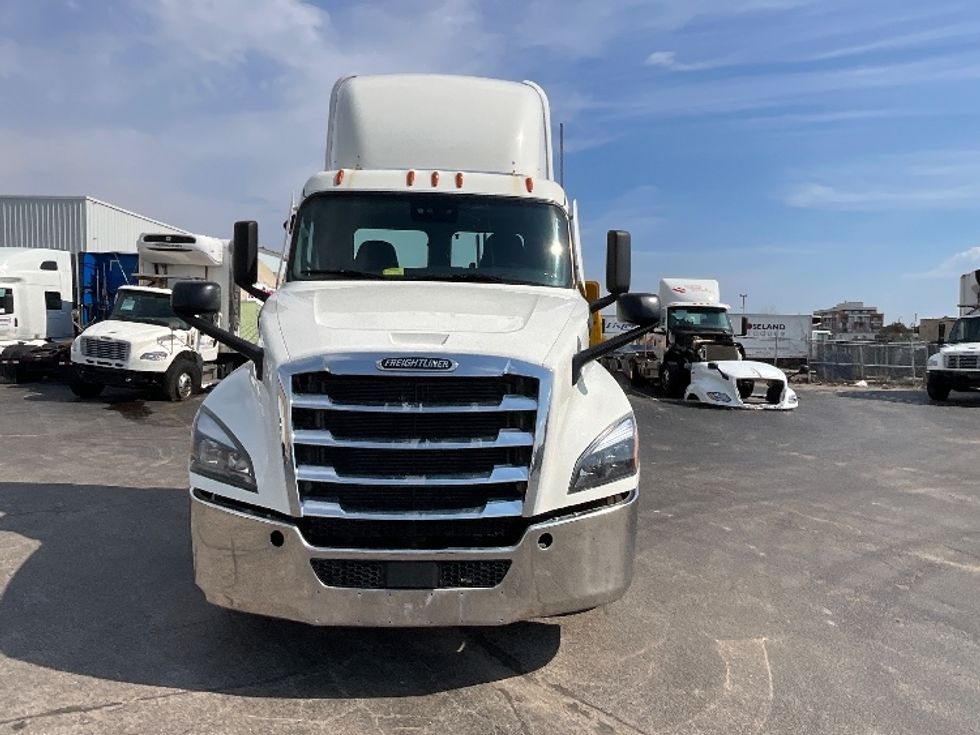 Day Cab Tractor-Heavy Duty Tractors-Freightliner-2023-T12664ST-Cambridge-ON-1,025,208\n\t\tkm-$ 53,000 - Image 2