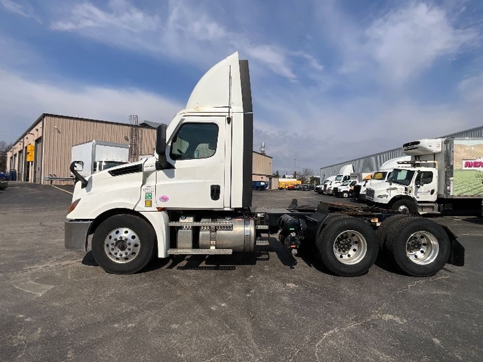 Day Cab Tractor-Heavy Duty Tractors-Freightliner-2023-T12664ST-Cambridge-ON-1,025,208\n\t\tkm-$ 53,000 - Image 4