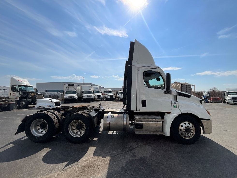 Day Cab Tractor-Heavy Duty Tractors-Freightliner-2023-T12664ST-Cambridge-ON-1,025,208\n\t\tkm-$ 53,000 - Image 8