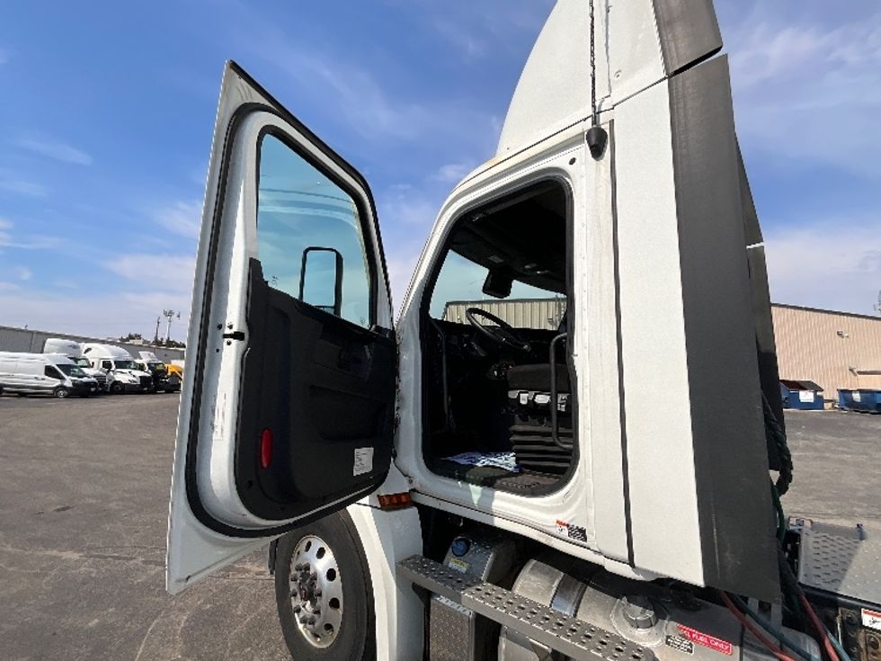 Day Cab Tractor-Heavy Duty Tractors-Freightliner-2023-T12664ST-Cambridge-ON-1,025,208\n\t\tkm-$ 53,000 - Image 9