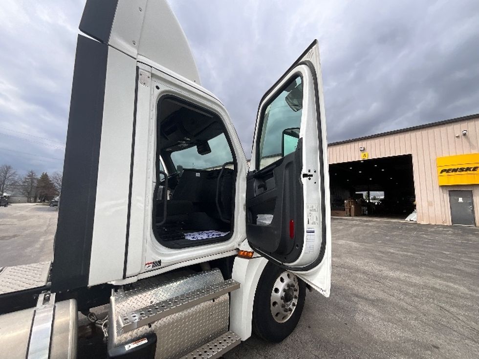 Day Cab Tractor-Heavy Duty Tractors-Freightliner-2023-T12664ST-Cambridge-ON-906,980\n\t\tkm-$ 62,750 - Image 12