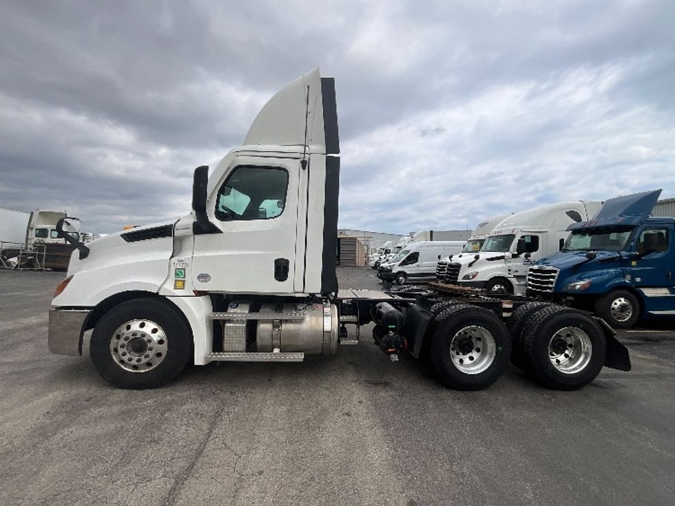 Day Cab Tractor-Heavy Duty Tractors-Freightliner-2023-T12664ST-Cambridge-ON-906,980\n\t\tkm-$ 62,750 - Image 4