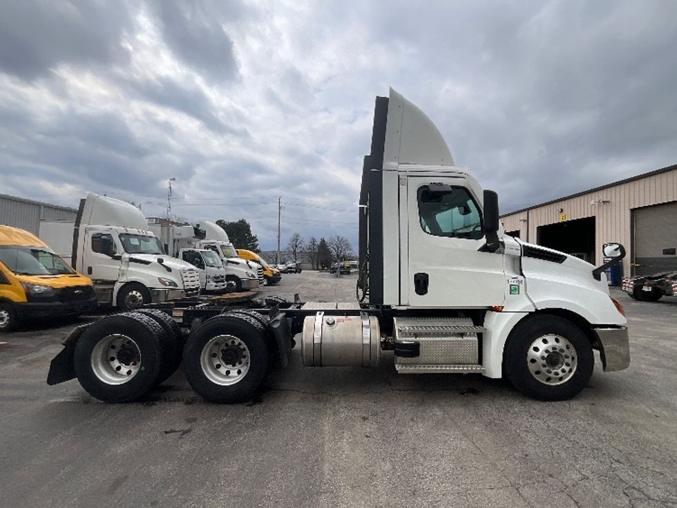 Day Cab Tractor-Heavy Duty Tractors-Freightliner-2023-T12664ST-Cambridge-ON-906,980\n\t\tkm-$ 62,750 - Image 8
