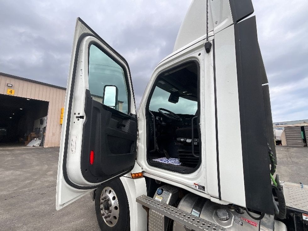 Day Cab Tractor-Heavy Duty Tractors-Freightliner-2023-T12664ST-Cambridge-ON-906,980\n\t\tkm-$ 62,750 - Image 9