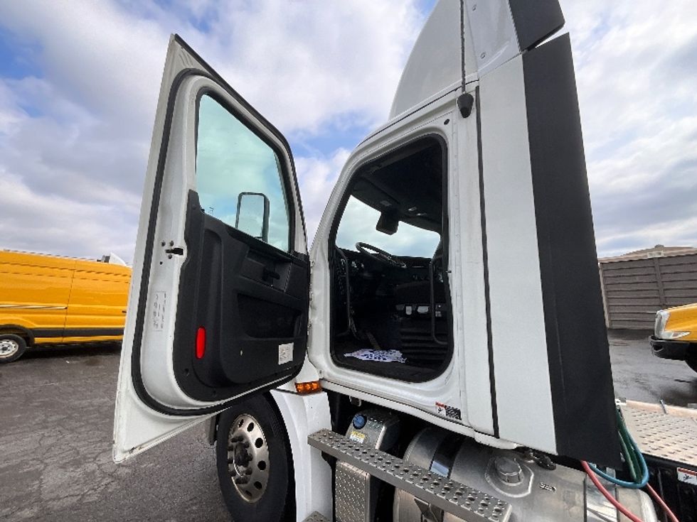 Day Cab Tractor-Heavy Duty Tractors-Freightliner-2023-T12664ST-Cambridge-ON-921,880\n\t\tkm-$ 64,500 - Image 9