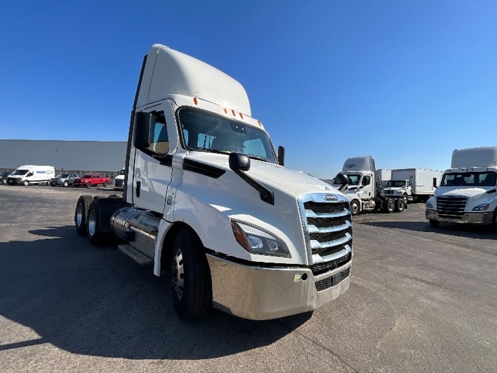 Day Cab Tractor-Heavy Duty Tractors-Freightliner-2023-T12664ST-Cambridge-ON-937,500\n\t\tkm-$ 60,500 - Image 1