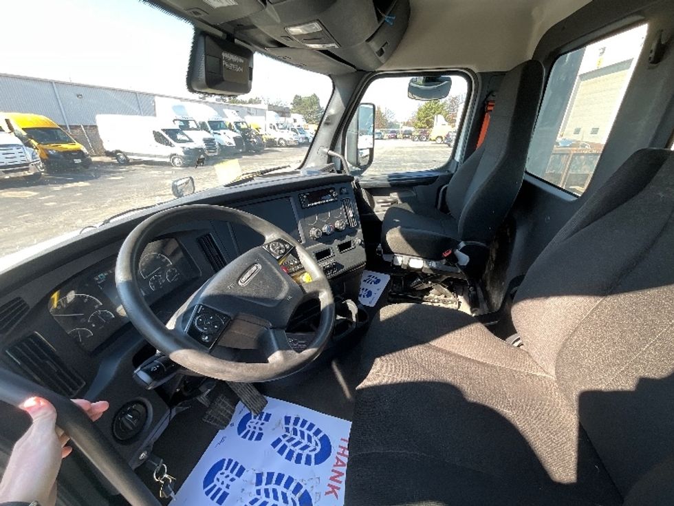 Day Cab Tractor-Heavy Duty Tractors-Freightliner-2023-T12664ST-Cambridge-ON-937,500\n\t\tkm-$ 60,500 - Image 10