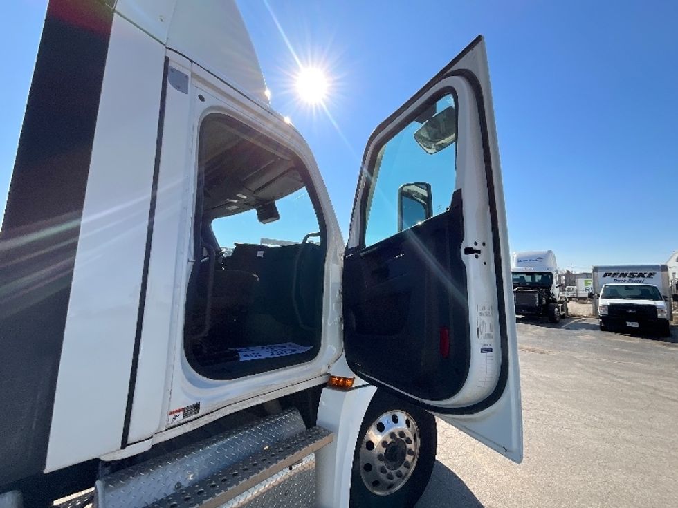 Day Cab Tractor-Heavy Duty Tractors-Freightliner-2023-T12664ST-Cambridge-ON-937,500\n\t\tkm-$ 60,500 - Image 12