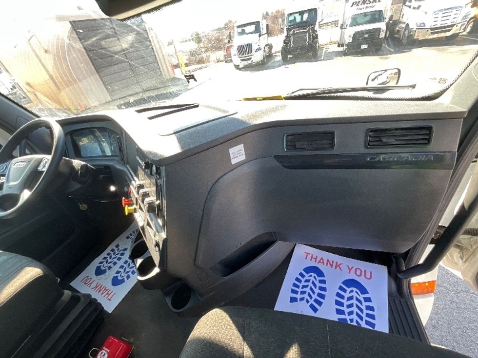 Day Cab Tractor-Heavy Duty Tractors-Freightliner-2023-T12664ST-Cambridge-ON-937,500\n\t\tkm-$ 60,500 - Image 13