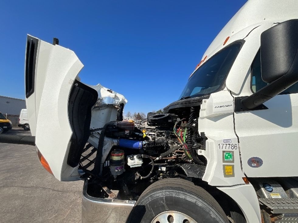 Day Cab Tractor-Heavy Duty Tractors-Freightliner-2023-T12664ST-Cambridge-ON-937,500\n\t\tkm-$ 60,500 - Image 16