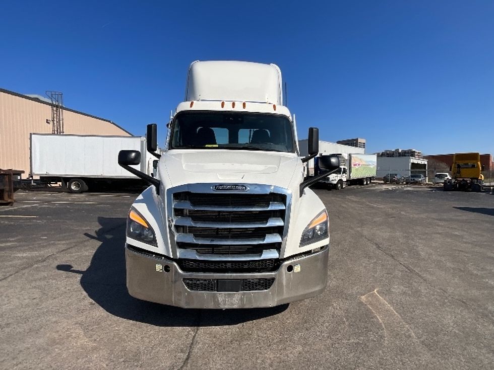 Day Cab Tractor-Heavy Duty Tractors-Freightliner-2023-T12664ST-Cambridge-ON-937,500\n\t\tkm-$ 60,500 - Image 2