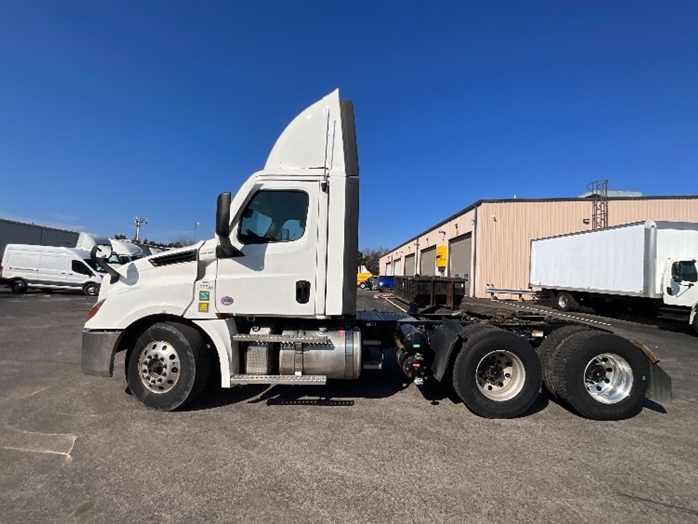 Day Cab Tractor-Heavy Duty Tractors-Freightliner-2023-T12664ST-Cambridge-ON-937,500\n\t\tkm-$ 60,500 - Image 4