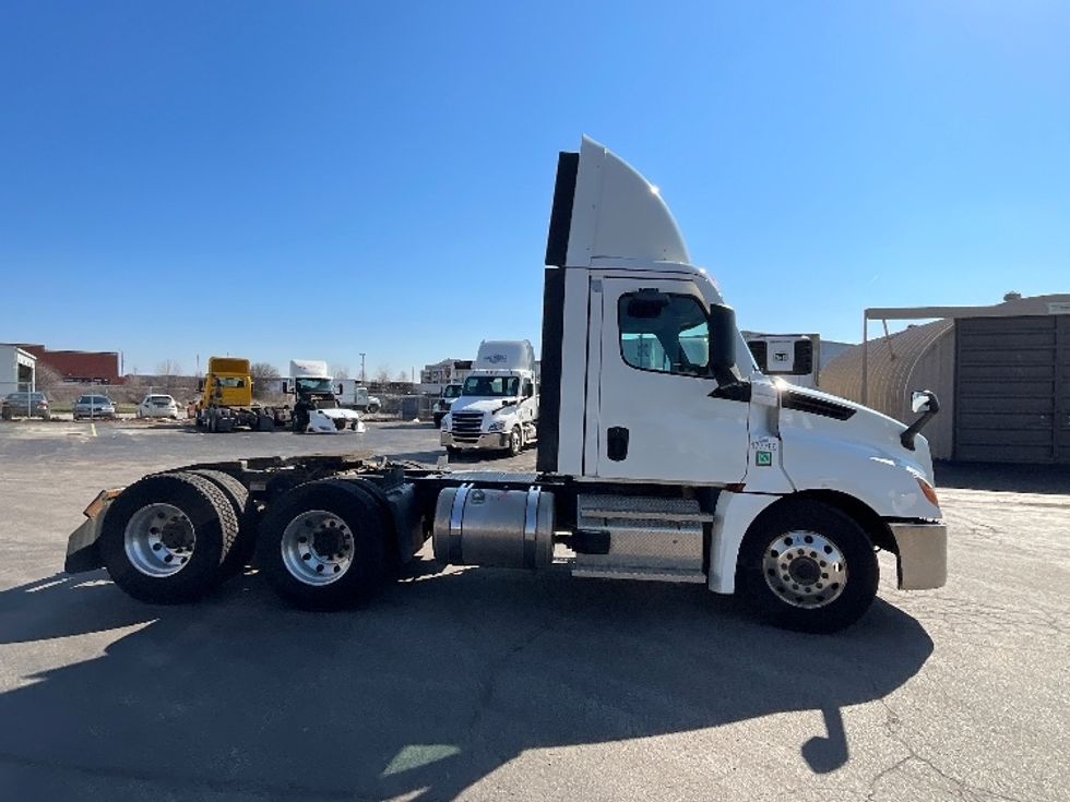 Day Cab Tractor-Heavy Duty Tractors-Freightliner-2023-T12664ST-Cambridge-ON-937,500\n\t\tkm-$ 60,500 - Image 8