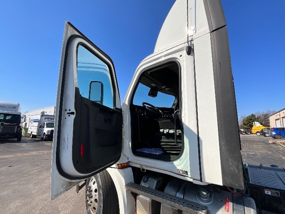 Day Cab Tractor-Heavy Duty Tractors-Freightliner-2023-T12664ST-Cambridge-ON-937,500\n\t\tkm-$ 60,500 - Image 9