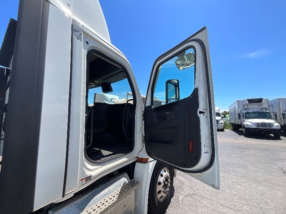 Day Cab Tractor-Heavy Duty Tractors-Freightliner-2023-T12664ST-Cambridge-ON-963,073\n\t\tkm-$ 61,000 - Image 12