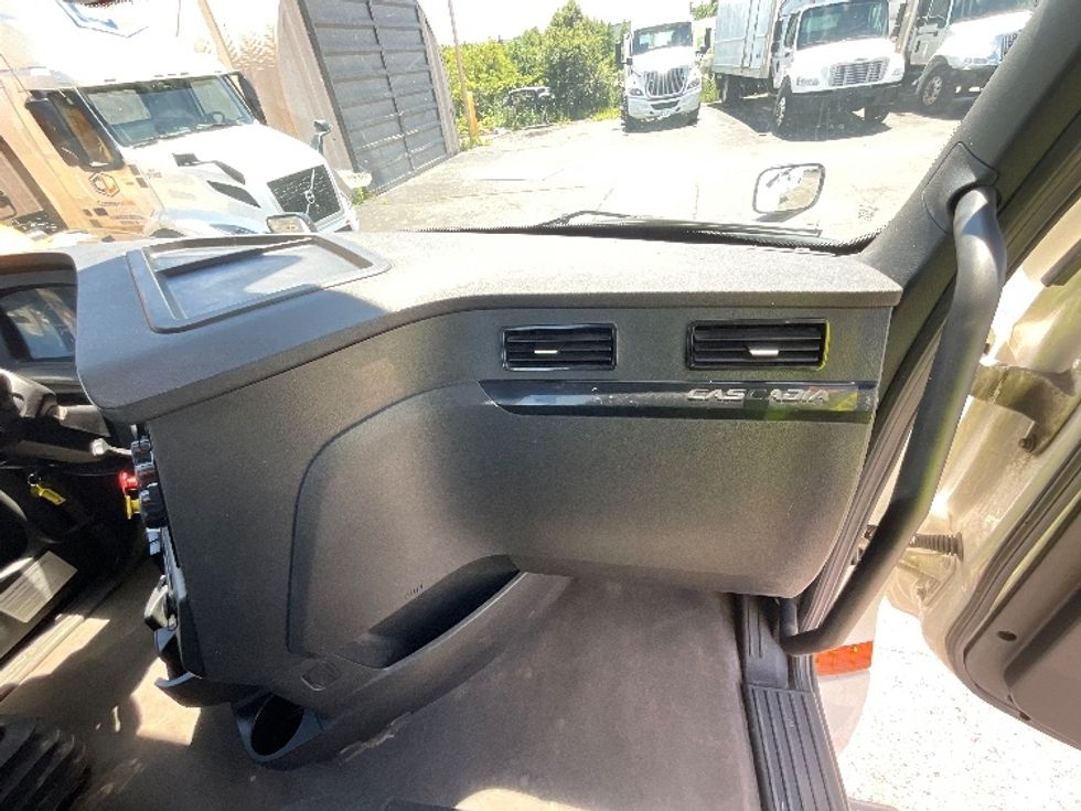 Day Cab Tractor-Heavy Duty Tractors-Freightliner-2023-T12664ST-Cambridge-ON-963,073\n\t\tkm-$ 61,000 - Image 13