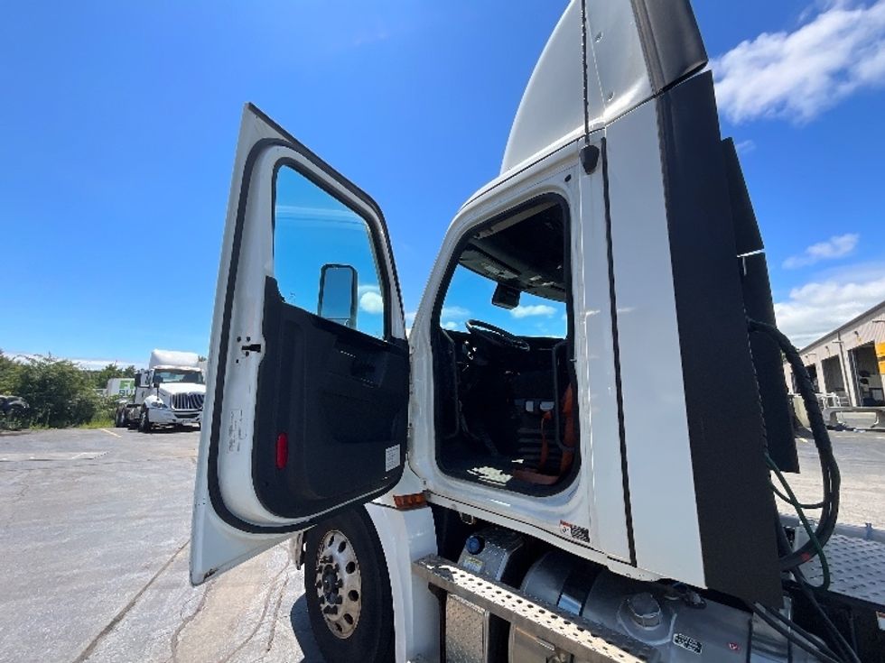 Day Cab Tractor-Heavy Duty Tractors-Freightliner-2023-T12664ST-Cambridge-ON-963,073\n\t\tkm-$ 61,000 - Image 9