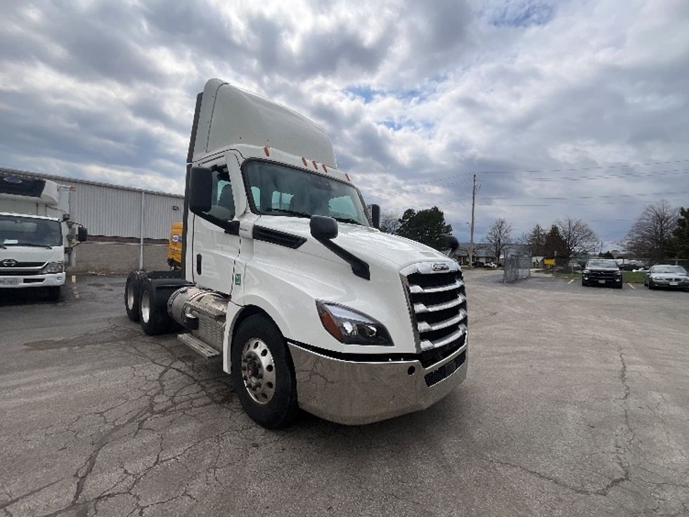 Day Cab Tractor-Heavy Duty Tractors-Freightliner-2023-T12664ST-Cambridge-ON-967,375\n\t\tkm-$ 57,500 - Image 1