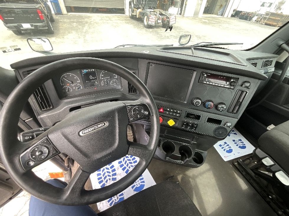 Day Cab Tractor-Heavy Duty Tractors-Freightliner-2023-T12664ST-Cambridge-ON-967,375\n\t\tkm-$ 57,500 - Image 11