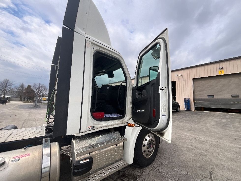 Day Cab Tractor-Heavy Duty Tractors-Freightliner-2023-T12664ST-Cambridge-ON-967,375\n\t\tkm-$ 57,500 - Image 12