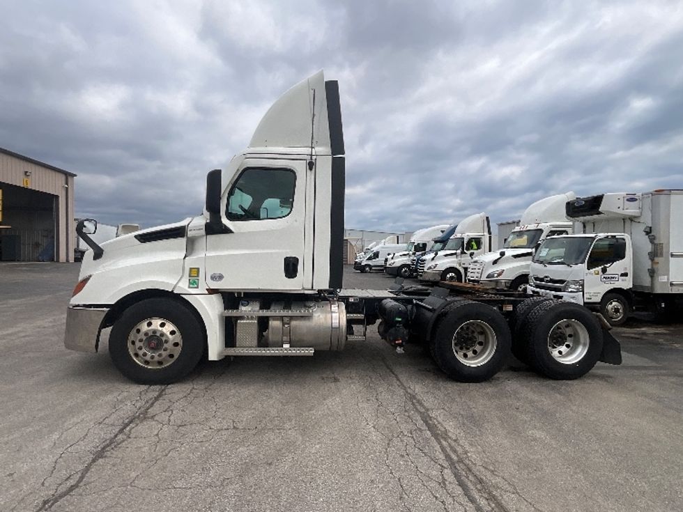 Day Cab Tractor-Heavy Duty Tractors-Freightliner-2023-T12664ST-Cambridge-ON-967,375\n\t\tkm-$ 57,500 - Image 4