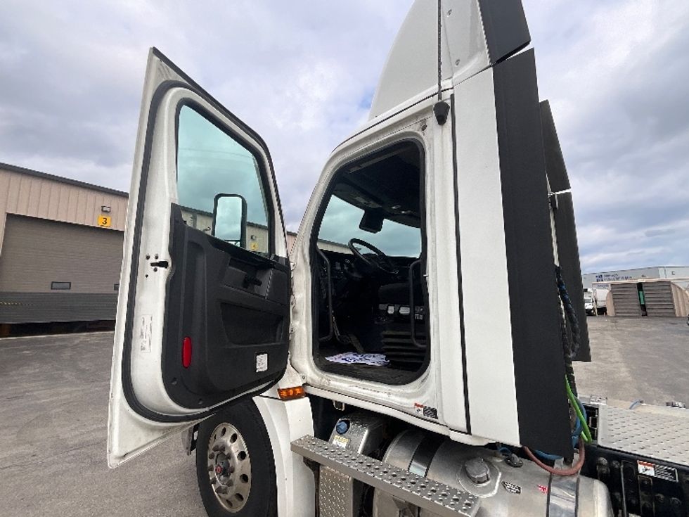 Day Cab Tractor-Heavy Duty Tractors-Freightliner-2023-T12664ST-Cambridge-ON-967,375\n\t\tkm-$ 57,500 - Image 9