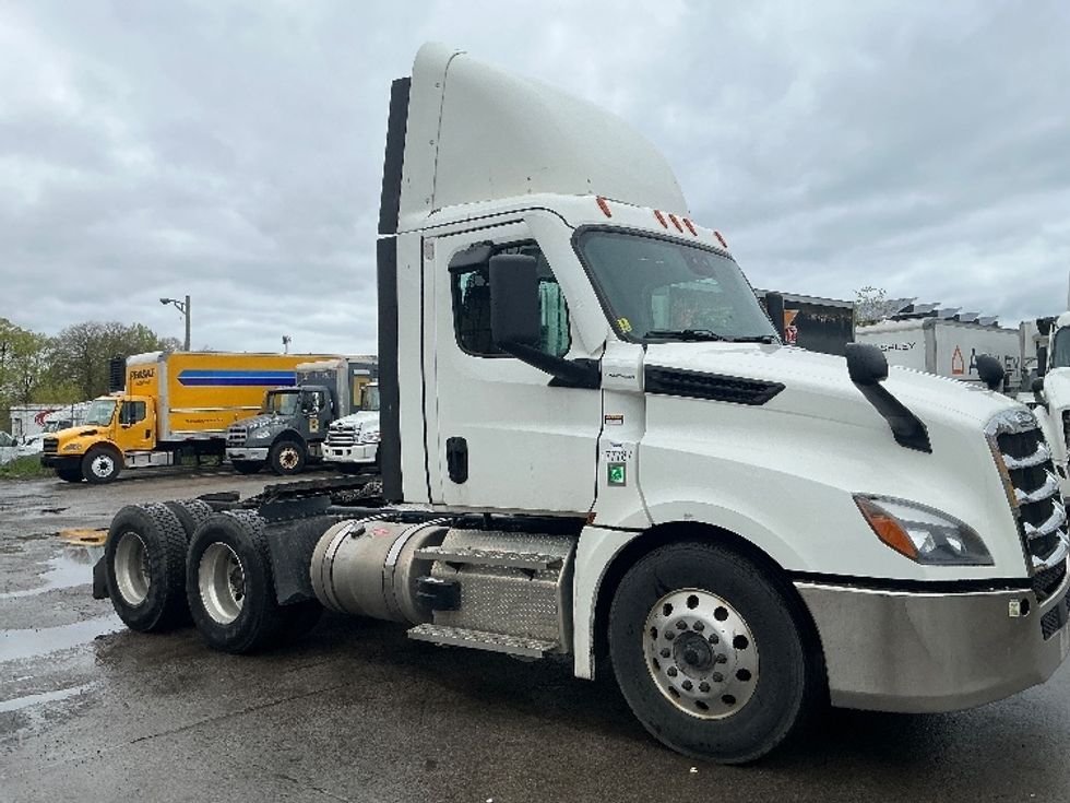 Day Cab Tractor-Heavy Duty Tractors-Freightliner-2023-T12664ST-Cambridge-ON-973,032\n\t\tkm-$ 61,250 - Image 1