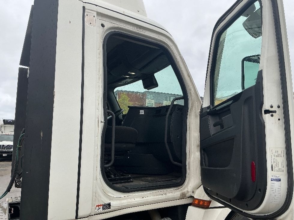 Day Cab Tractor-Heavy Duty Tractors-Freightliner-2023-T12664ST-Cambridge-ON-973,032\n\t\tkm-$ 61,250 - Image 12