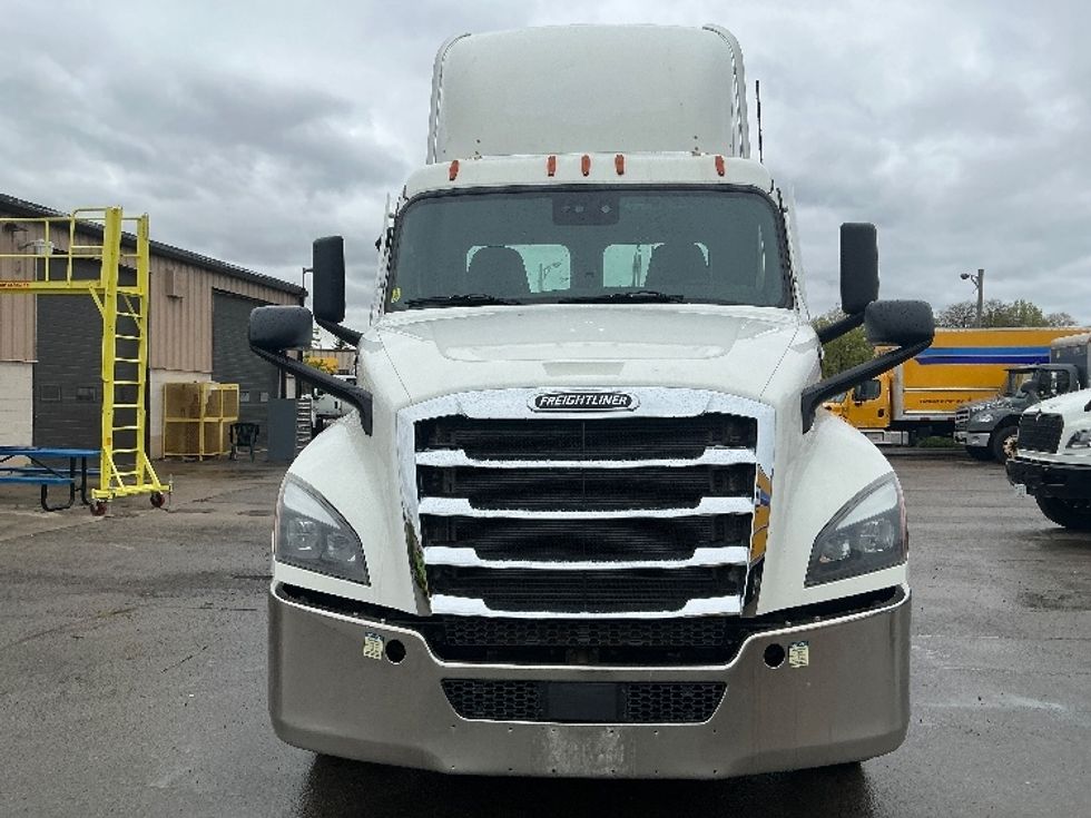 Day Cab Tractor-Heavy Duty Tractors-Freightliner-2023-T12664ST-Cambridge-ON-973,032\n\t\tkm-$ 61,250 - Image 2