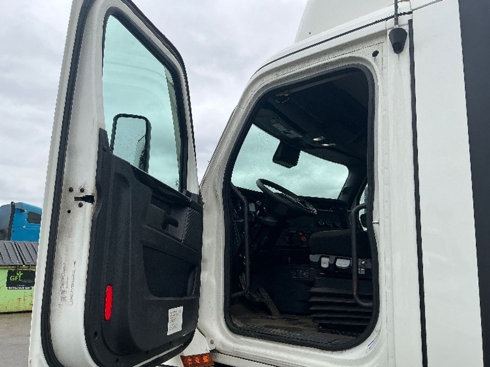 Day Cab Tractor-Heavy Duty Tractors-Freightliner-2023-T12664ST-Cambridge-ON-973,032\n\t\tkm-$ 61,250 - Image 9
