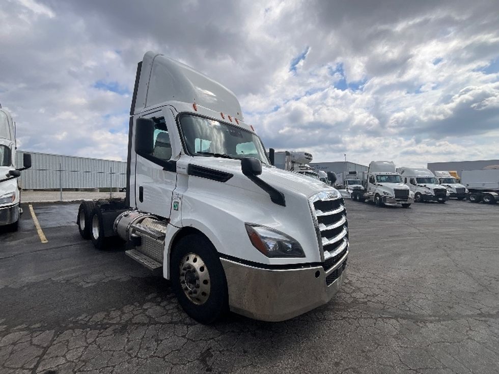 Day Cab Tractor-Heavy Duty Tractors-Freightliner-2023-T12664ST-Cambridge-ON-988,208\n\t\tkm-$ 58,500 - Image 1