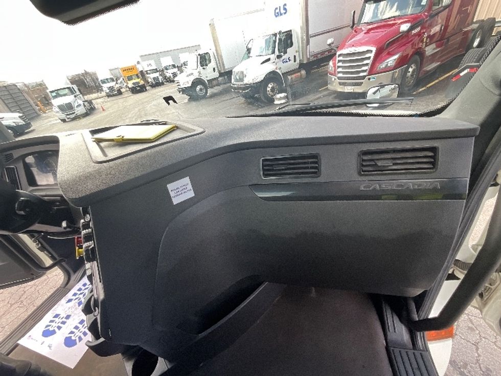Day Cab Tractor-Heavy Duty Tractors-Freightliner-2023-T12664ST-Cambridge-ON-988,208\n\t\tkm-$ 58,500 - Image 13