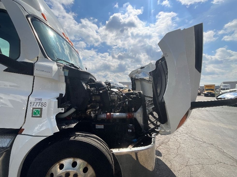 Day Cab Tractor-Heavy Duty Tractors-Freightliner-2023-T12664ST-Cambridge-ON-988,208\n\t\tkm-$ 58,500 - Image 15