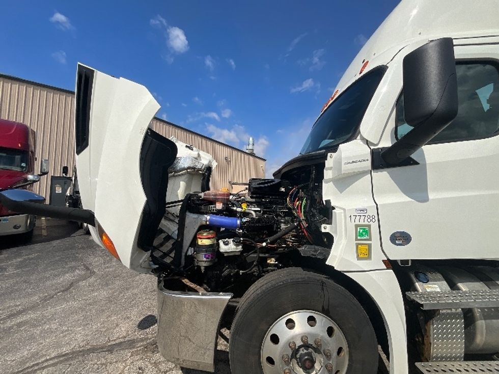Day Cab Tractor-Heavy Duty Tractors-Freightliner-2023-T12664ST-Cambridge-ON-988,208\n\t\tkm-$ 58,500 - Image 16