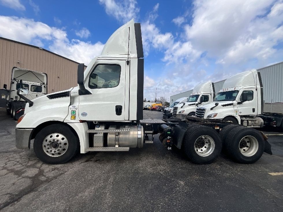 Day Cab Tractor-Heavy Duty Tractors-Freightliner-2023-T12664ST-Cambridge-ON-988,208\n\t\tkm-$ 58,500 - Image 4