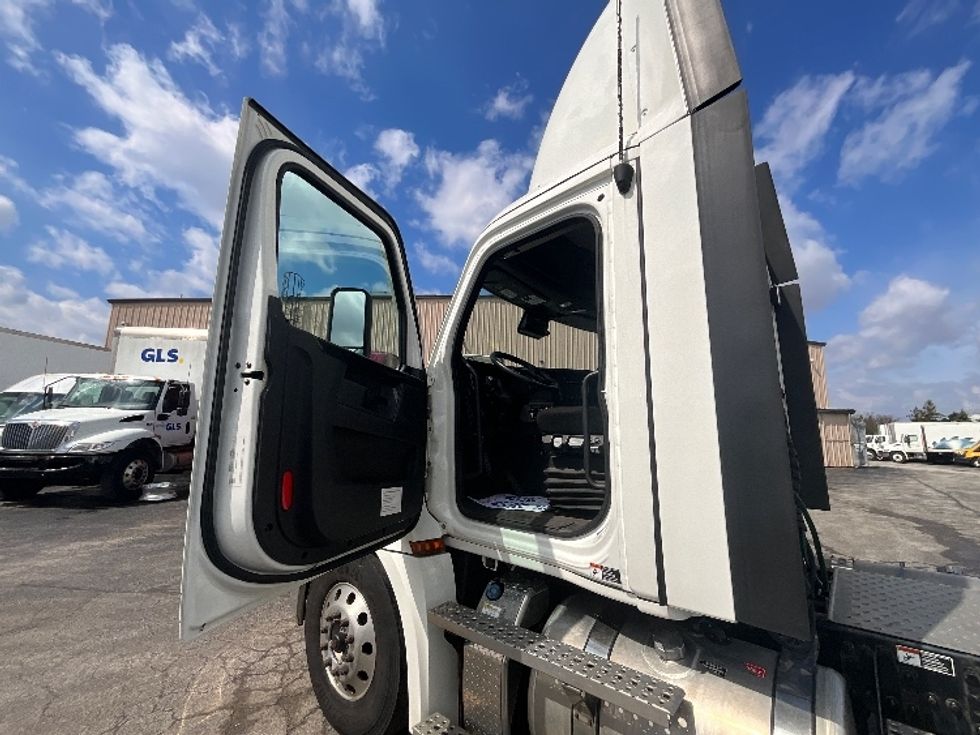Day Cab Tractor-Heavy Duty Tractors-Freightliner-2023-T12664ST-Cambridge-ON-988,208\n\t\tkm-$ 58,500 - Image 9