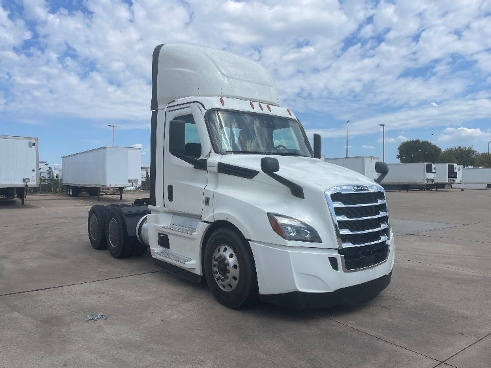 Day Cab Tractor-Heavy Duty Tractors-Freightliner-2023-T12664ST-Dallas-TX-737,343\n\t\tmiles-$ 36,750 - Image 1