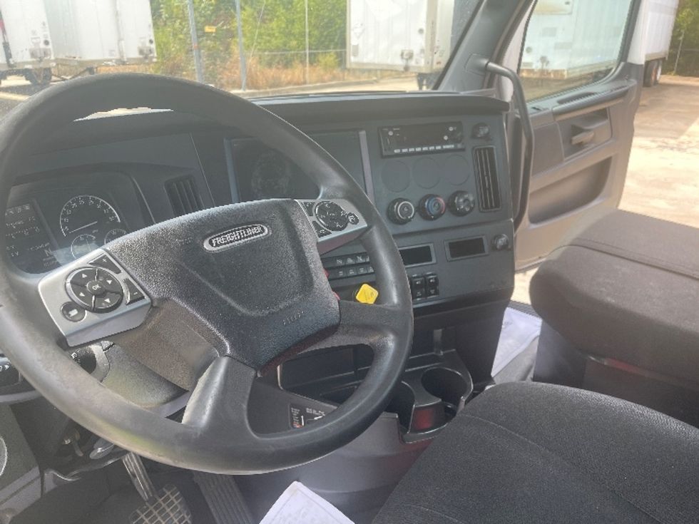 Day Cab Tractor-Heavy Duty Tractors-Freightliner-2023-T12664ST-Dallas-TX-737,343\n\t\tmiles-$ 36,750 - Image 10