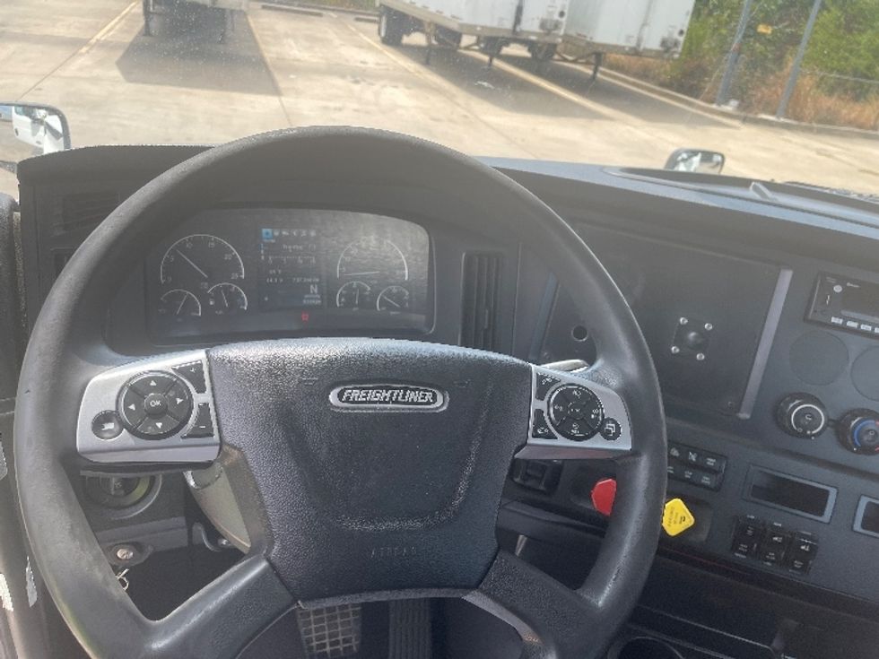 Day Cab Tractor-Heavy Duty Tractors-Freightliner-2023-T12664ST-Dallas-TX-737,343\n\t\tmiles-$ 36,750 - Image 11